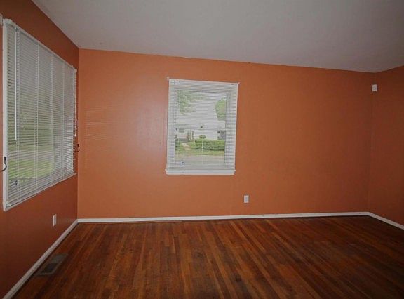 3rd image of 1047 Mohican Ave