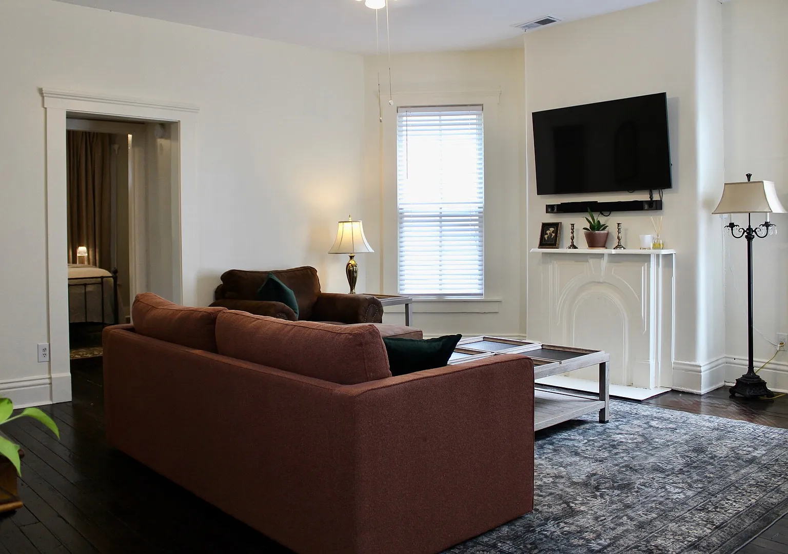 2BR/2BA Charming Bluebird Duplex Near Everything, Stylish Comfort — Photo 3
