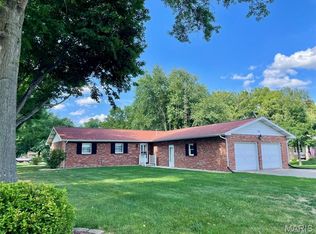 102 W Shore Ter, Hillsboro, IL 62049
