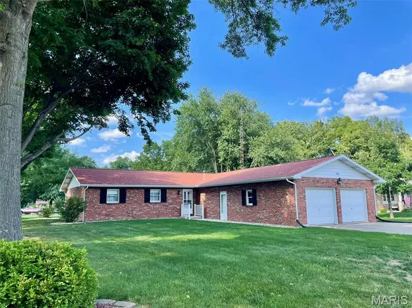 102 W Shore Ter, Hillsboro, IL 62049