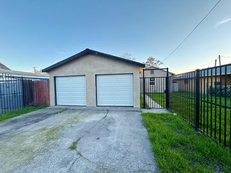 1 Car Garage