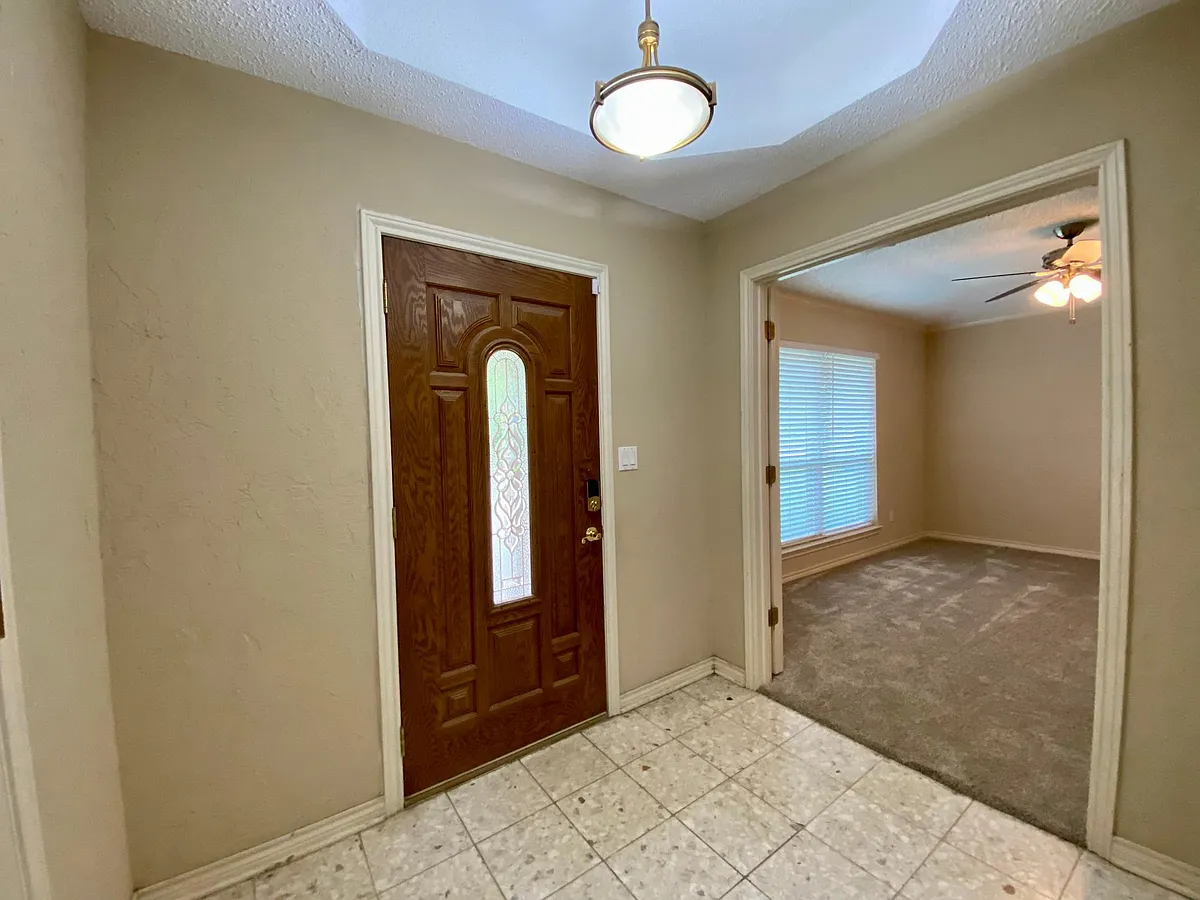 Building Photo - 909 Hillsdale Dr