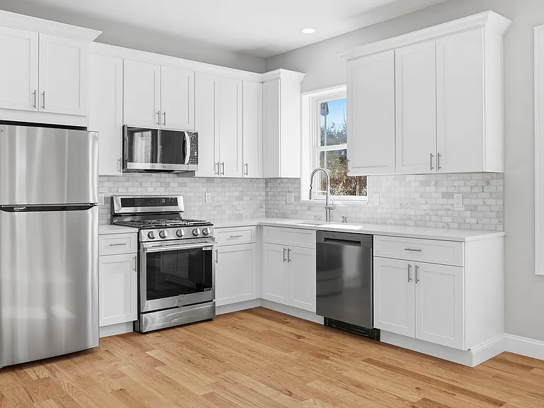 560-562 Warburton Ave #D — Photo 2