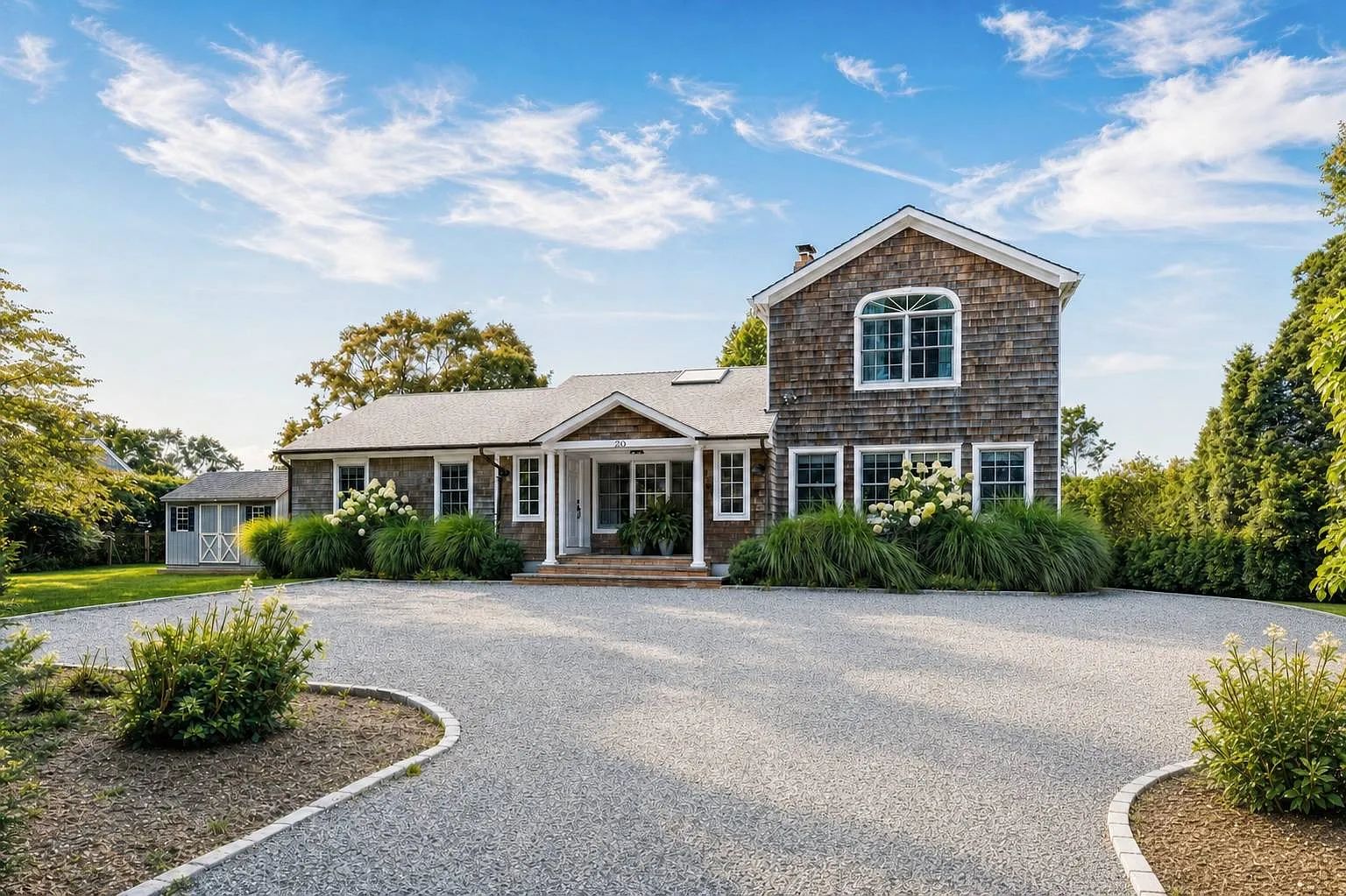 Bridgehampton Retreat: Luxurious Living Near Town & Beach — Photo 1