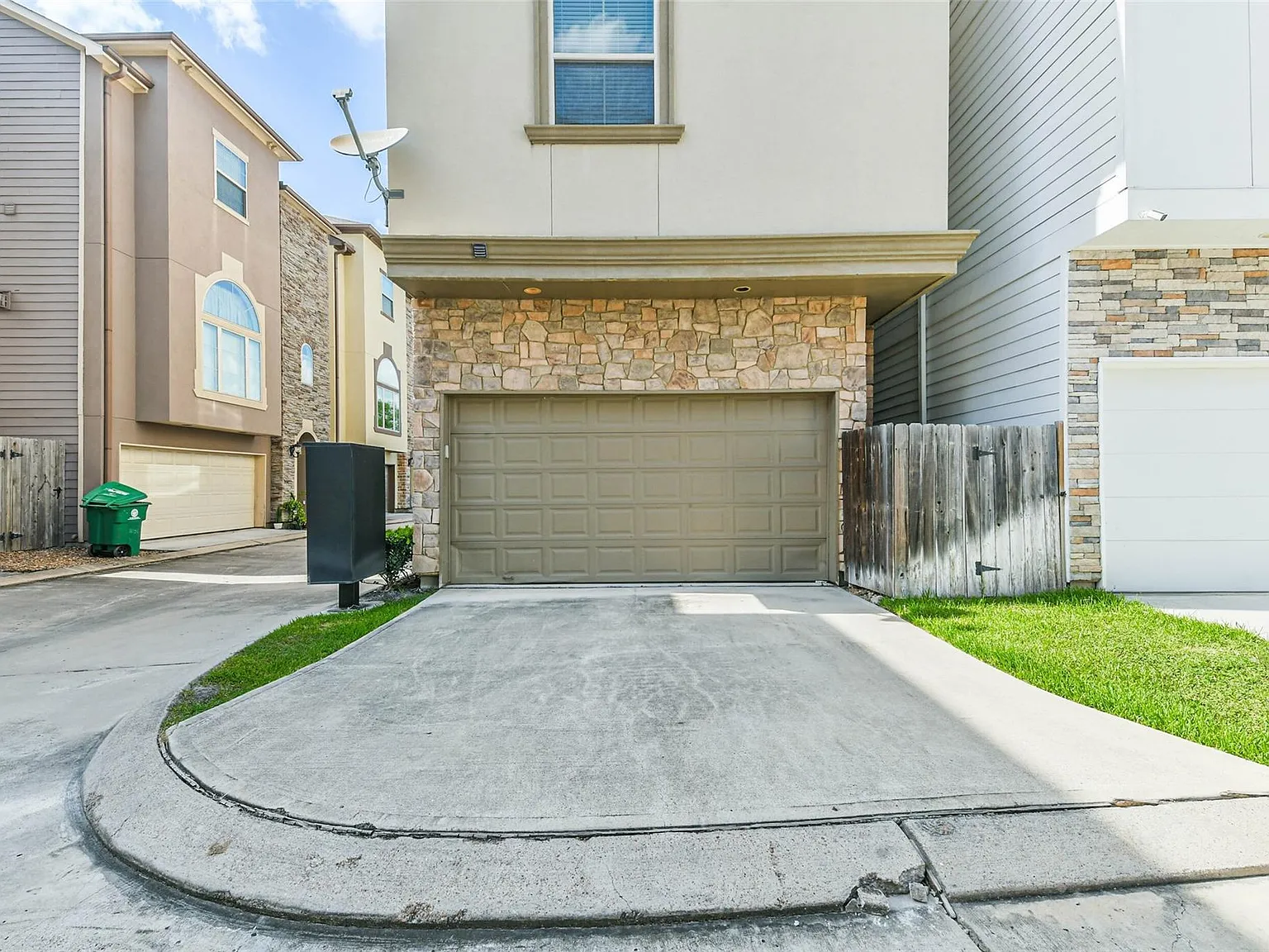 3 bed, 3.5 bath, 2256 sqft, $2,800 — Photo 4