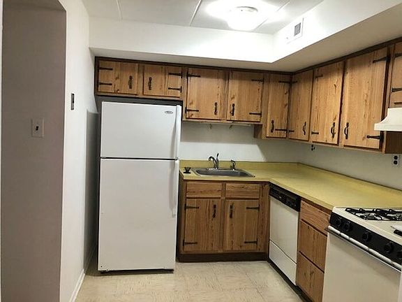 3rd image of 7753 Oxford Ave
