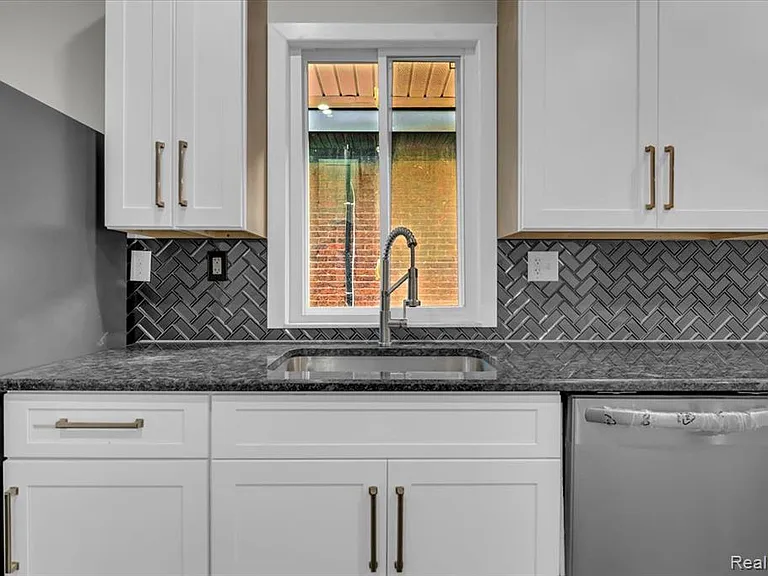 1502 Virginia Park St — Photo 8