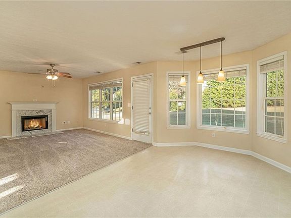 3rd image of 902 Lindsay Ct