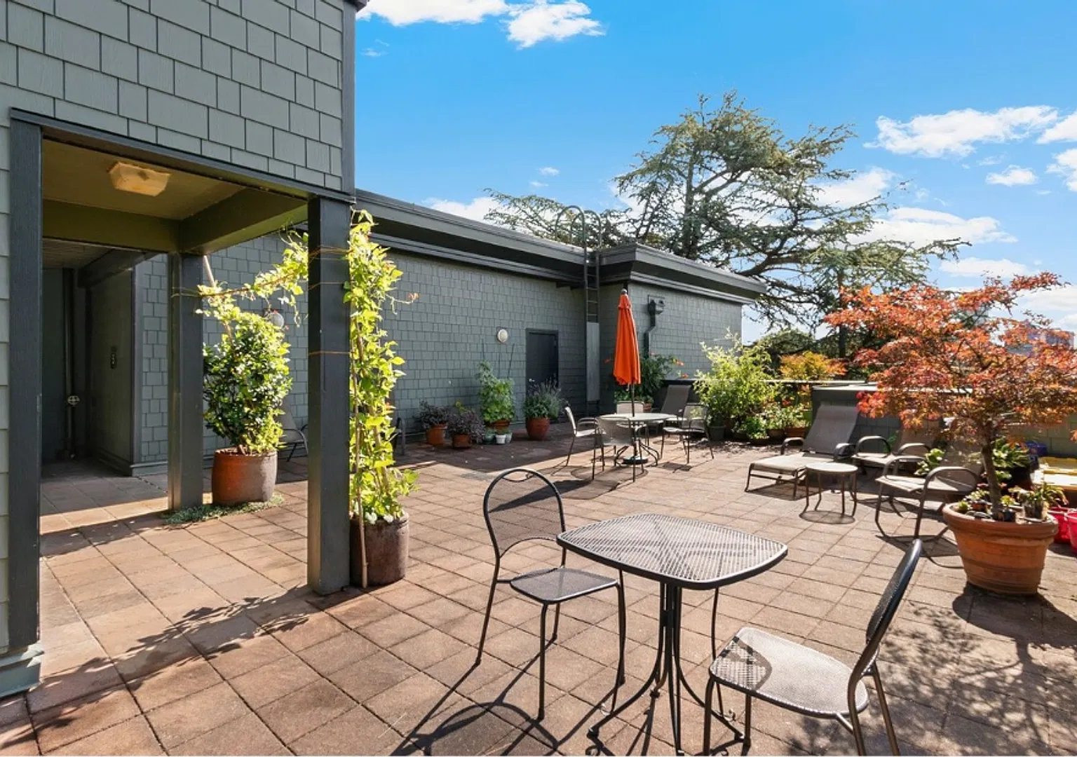 This Beautiful 2 Bedroom 2 Bathroom Condo in the Iconic Goose Hollow Neighborhood is a Must See! — Photo 1
