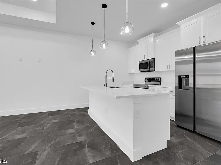 111 Harry Ave S #109 — Photo 17