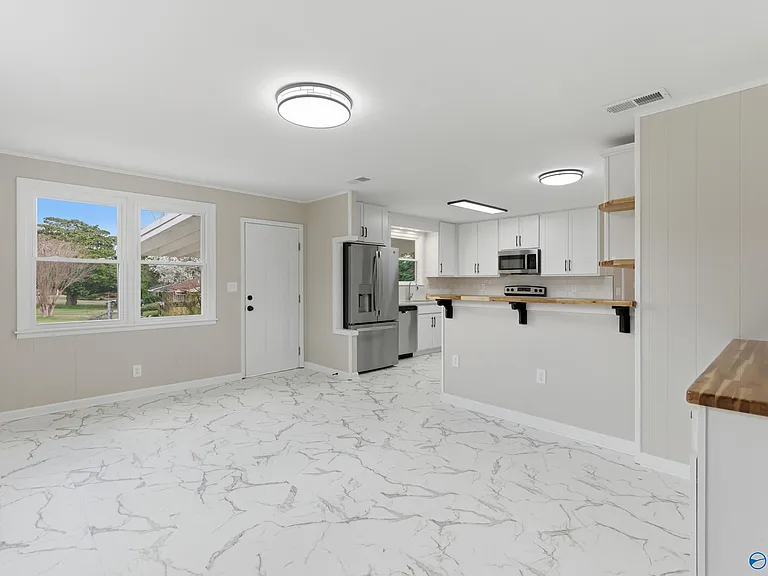 400 Harolds Dr NW — Photo 3