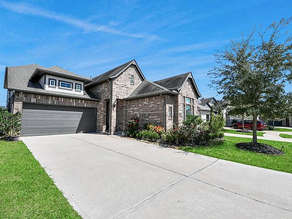 3rd image of 2410 Manor Valley Ln