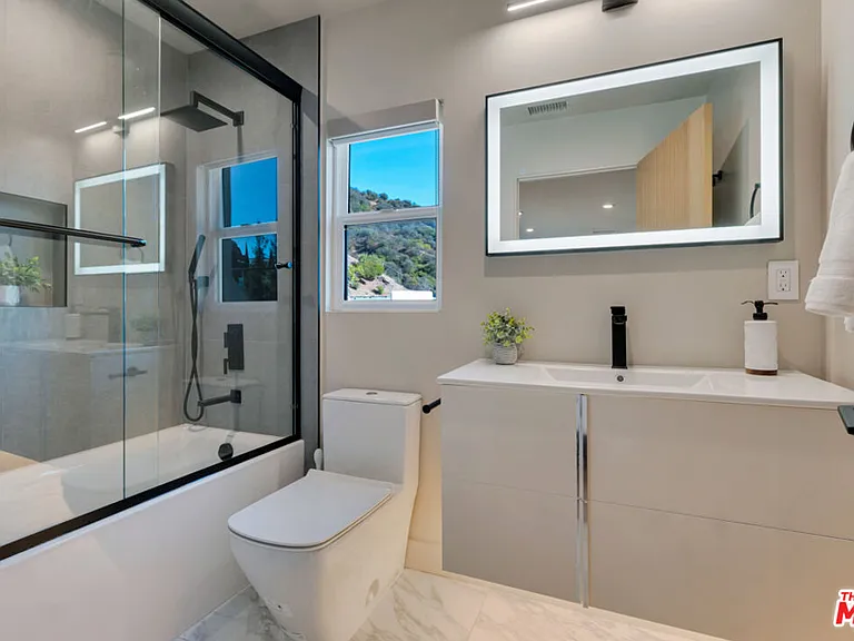 7966 Mulholland Dr — Photo 32