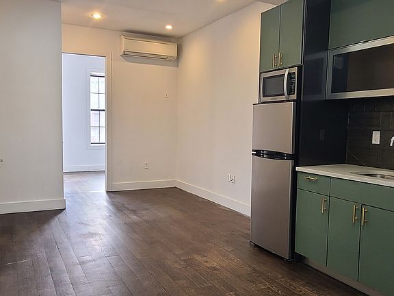 3rd image of 548 Howard Ave #2L