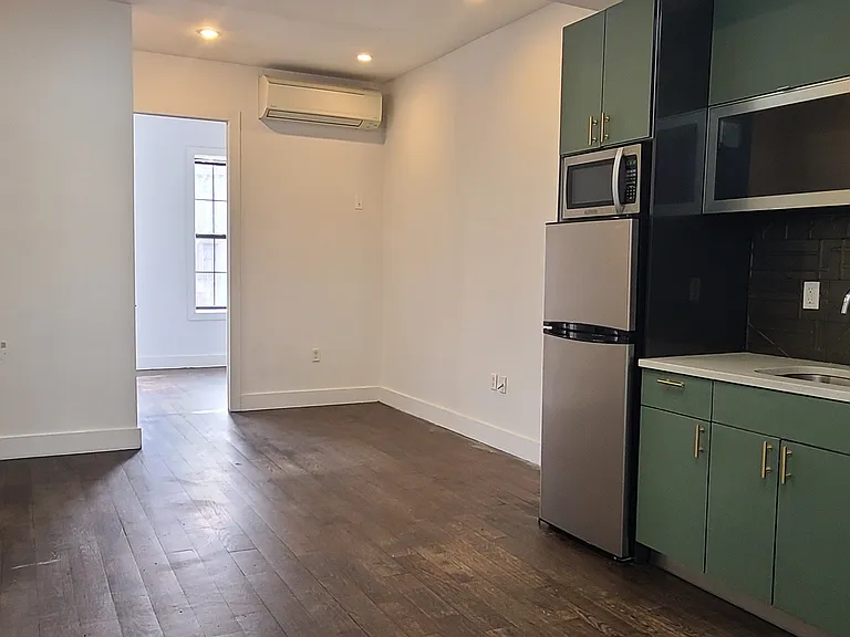 548 Howard Ave #2L — Photo 3