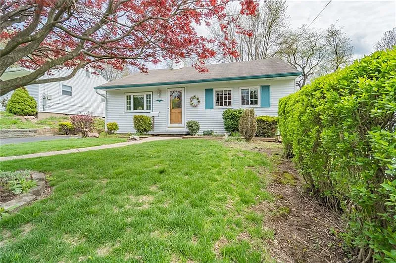 225 Victoria Dr photo 1