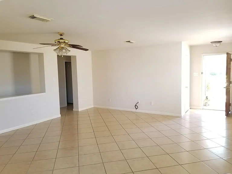 3526 Lexington Cmn — Photo 4