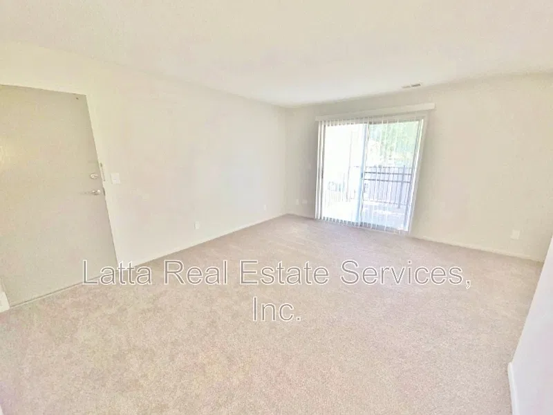 1 bed, 1.0 bath, $875 — Photo 2
