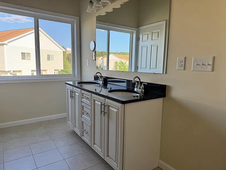 6 Queen Isabella Way — Photo 33