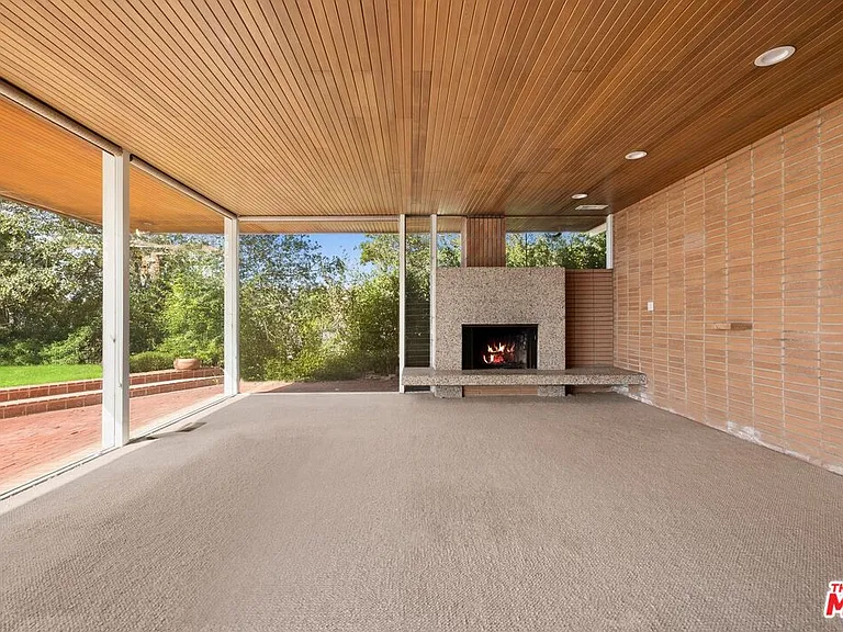 590 N Tigertail Rd — Photo 3