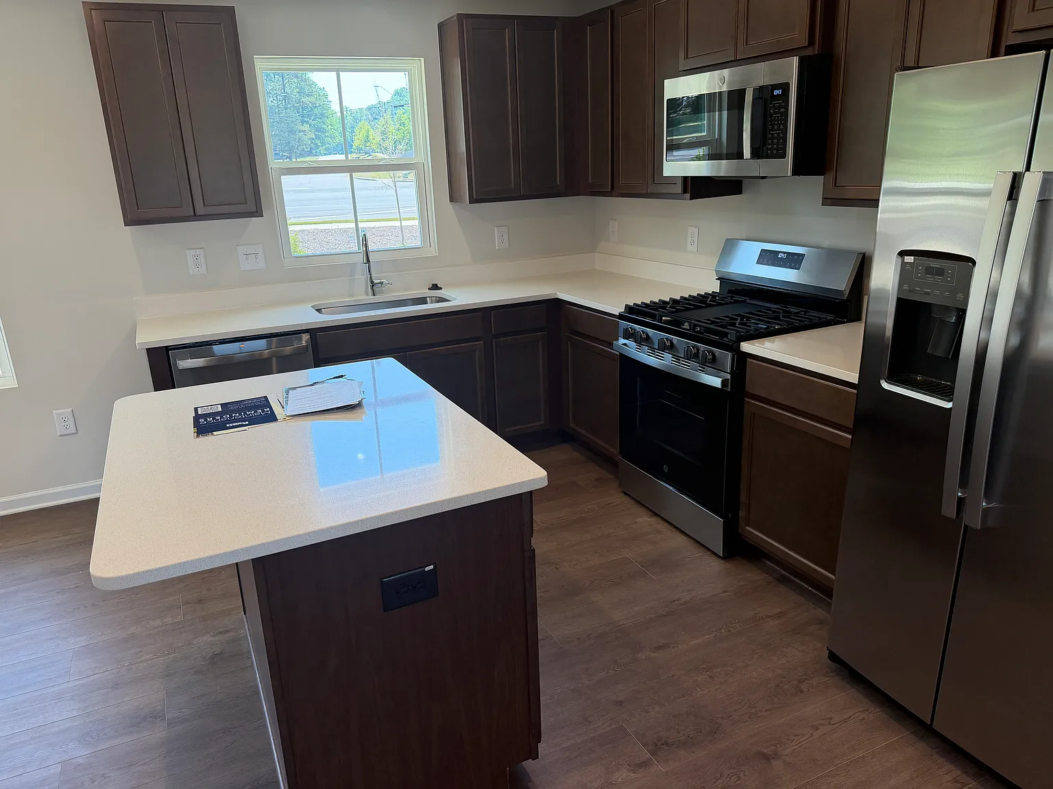 3 bed, 2.5 bath, 1564 sqft, $1,900 — Photo 2