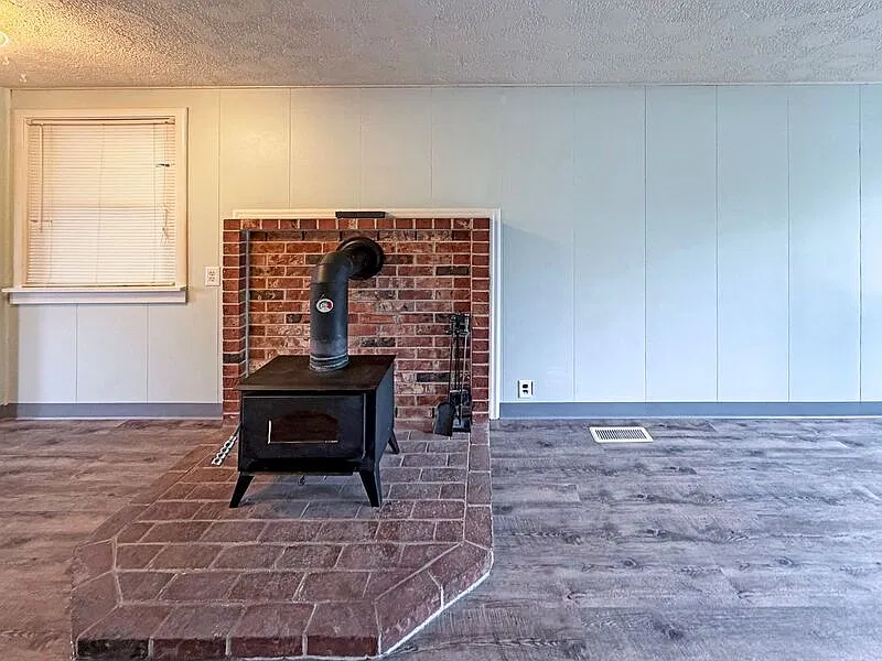 3 bed, 1.0 bath, 1200 sqft, $2,100 — Photo 4
