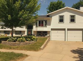5117 Twin Mound Dr NE, Cedar Rapids, IA 52402