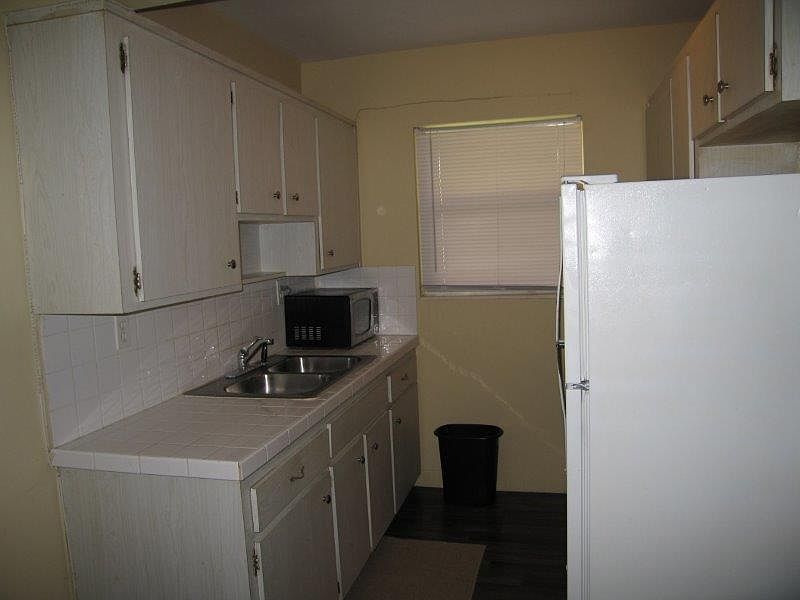 1st image of 412 SE 9th St APT 1