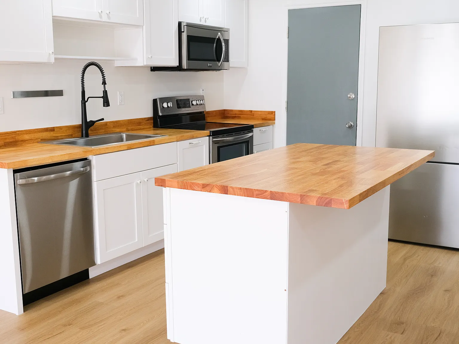 1 bed, 1.5 bath, 743 sqft, $1,850 — Photo 2