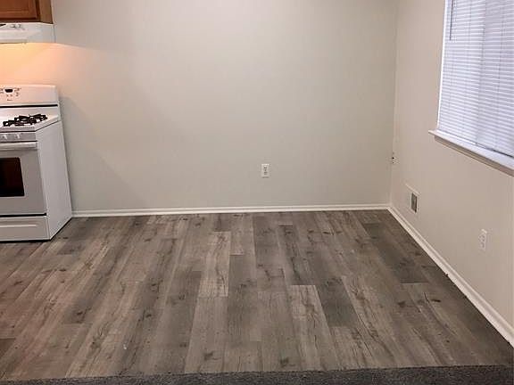 4th image of 15815 Dupage Blvd #3