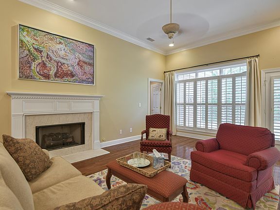 5th image of 832 Castlemaine Ct