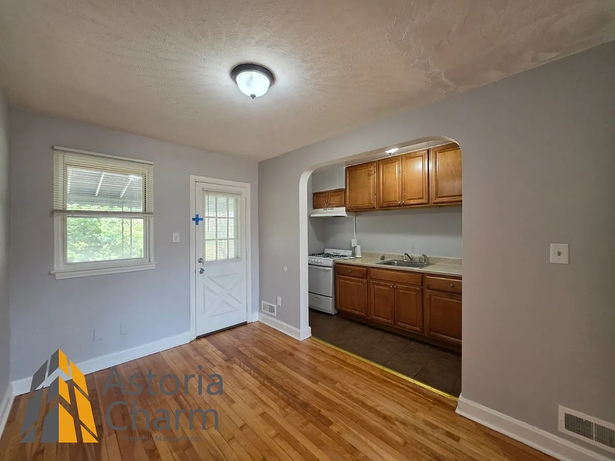 716 Glenwood Ave — Photo 2