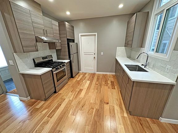 3rd image of 1637 Hyde St APT 3