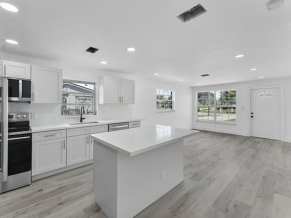 3rd image of 354 NW 4th Pl
