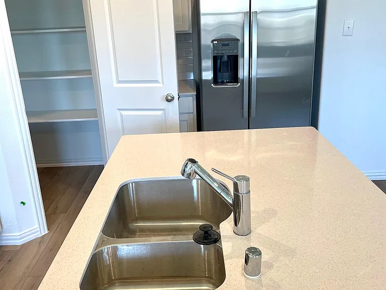 814 Blackhawk Dr — Photo 7