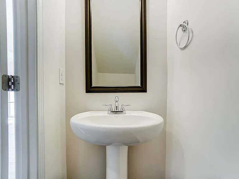 Main floor 1/2 bath