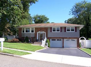 5 Owl Ln, Hauppauge, NY 11788
