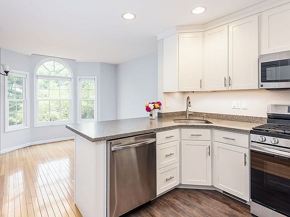 4th image of 6 Sunnyside Dr