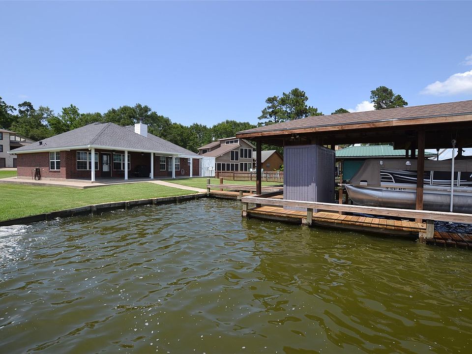 1st image of 320 Lakefront Dr