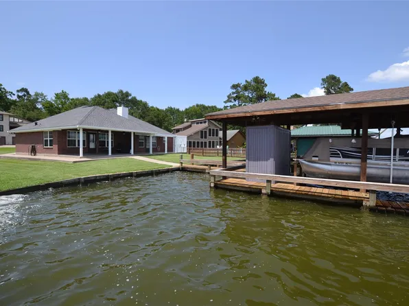 320 Lakefront Dr, Onalaska, TX 77360