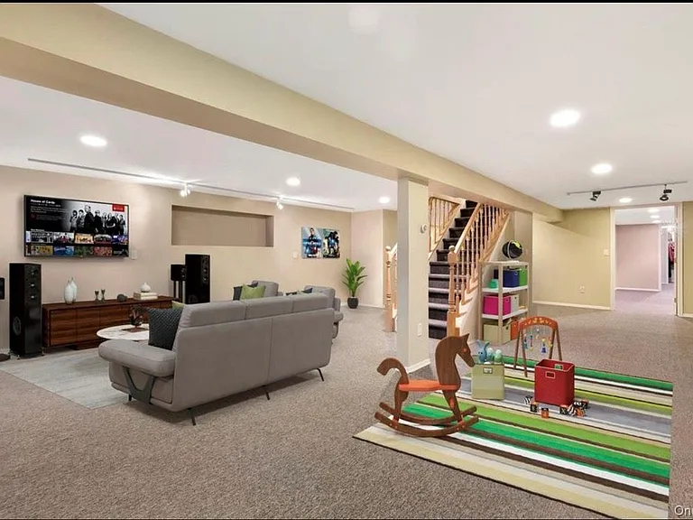 240 Plainview Rd — Photo 13
