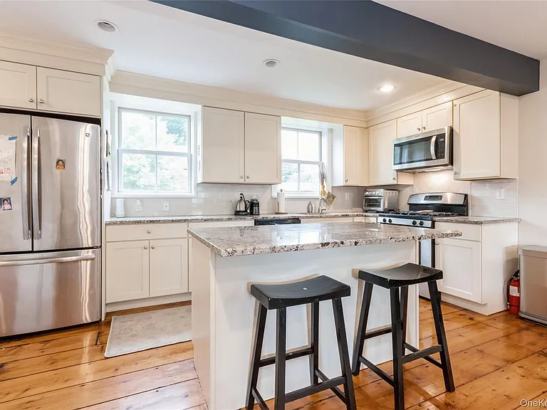120 Verplanck Ave — Photo 4