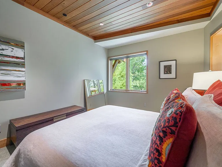 568 Hidden Lake Ct — Photo 35