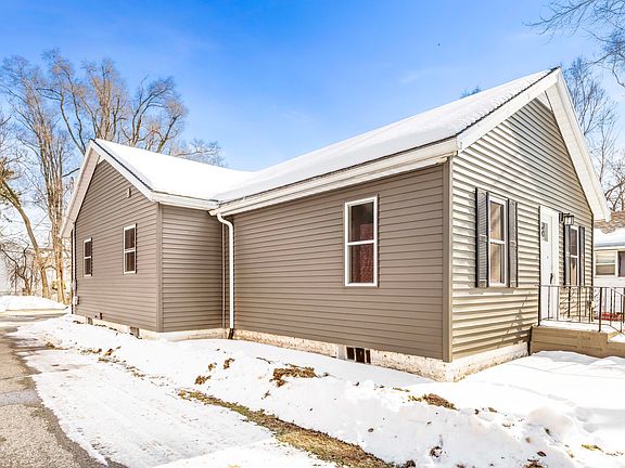 3rd image of 923 Wayne St