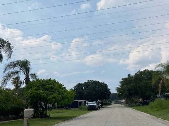 Exterior Neighborhood (street photo)