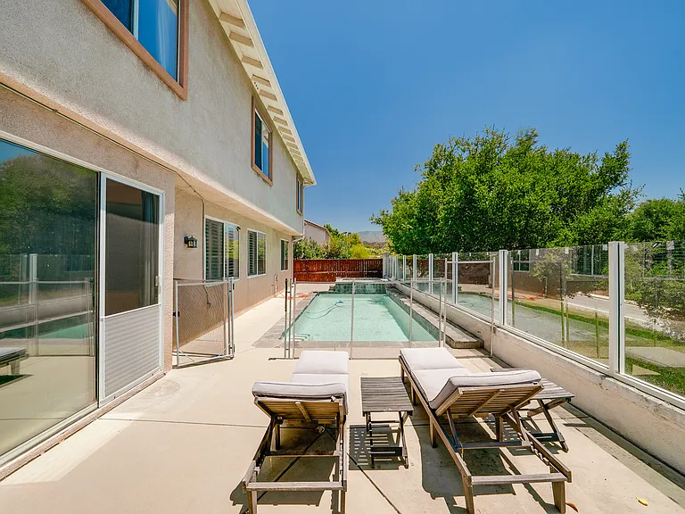 45277 Chateau Ct — Photo 38