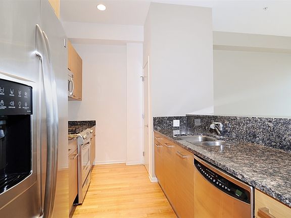 4th image of 500 W Superior St Unit 1209