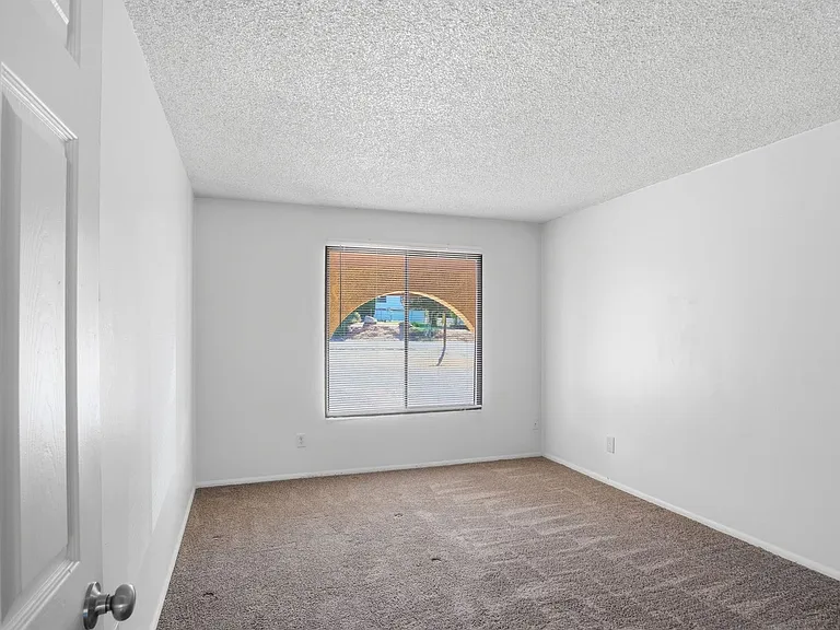 912 Feather Dr — Photo 7