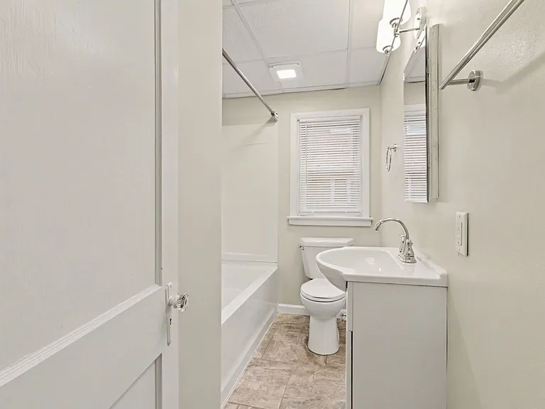 104 N Madison St — Photo 8