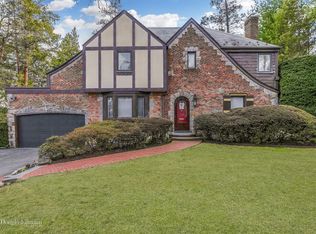 9 Hawthorne Ln, Great Neck, NY 11023